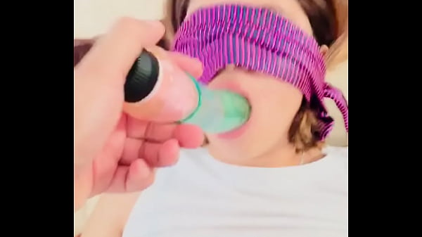 Rica peque con dildo en la boca  