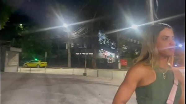 ESPOSA SENDO SEGUIDA E NO FINAL DA GOSTOSO PRO ESTRANHO