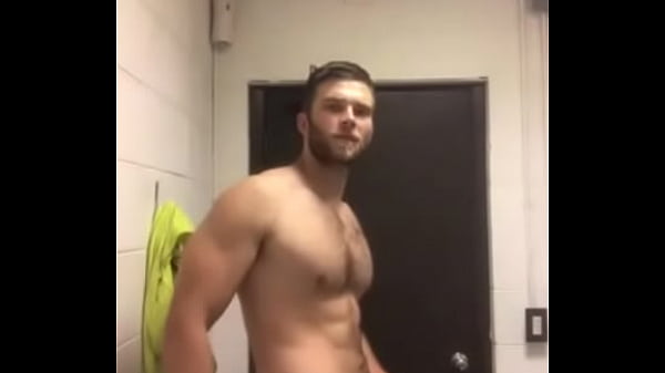 Macho gostoso se exibindo