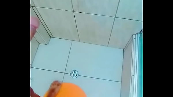 En la ducha!!!! ba&ntilde;ando al ......