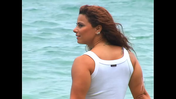 Viviane na praia bikini  