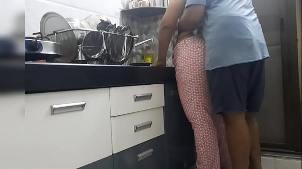 Working wife fucked while washing dishes  