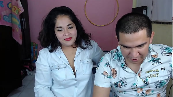 Mi padrastro meti&oacute; su enorme verga en mi peque&ntilde;o co&ntilde;o peludo y me di&oacute; de tragar semen