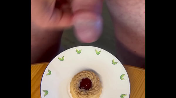 Meinen Schwanz wichsen und das Dessert mit Sperma dekorieren  