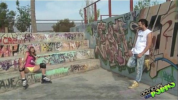 Rollerblade girl gets fucked in park