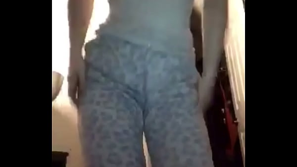 Novinha pagando os peitinho ao vivo