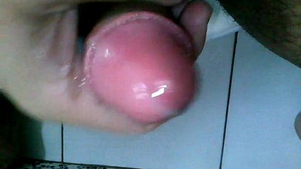 Novinho batendo uma no banheiro