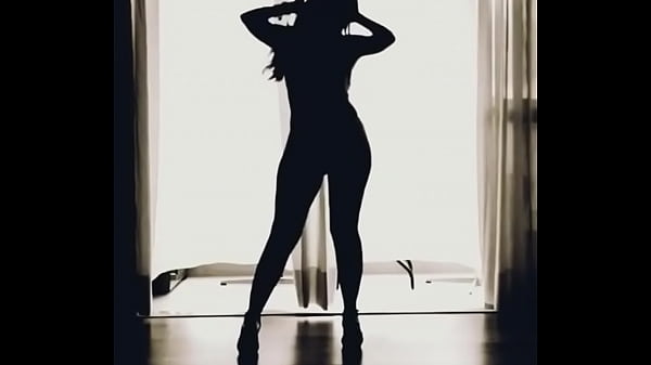 Putinha sensual dan&ccedil;ando. Essa &eacute; a Vanessa