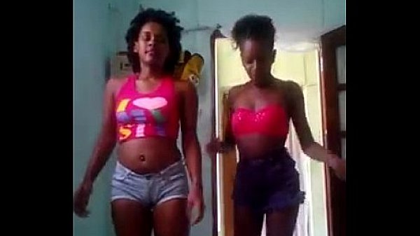 duas cabo-verdiana dan&ccedil;ando funk