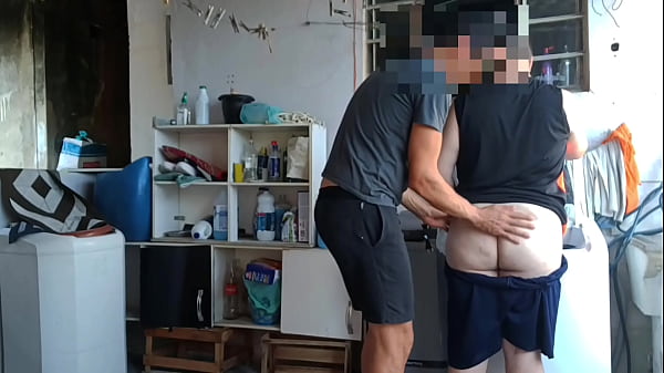 Pr&eacute;via Vizinho Dotado Me Pegou Desprevinido e me fodeu Ali no Quintal Sem Camisinha (COMPLETO)