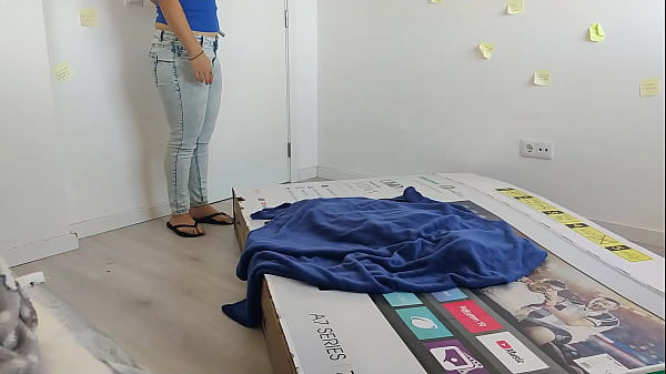 Follando a mi madrastra por un agujero en una caja, pens&oacute; que era mi pap&aacute;  