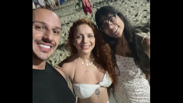 Eu e minha mulher conhecemos uma ruivinha no ano novo de Copacabana e chamamos ela pra um m&eacute;nage.