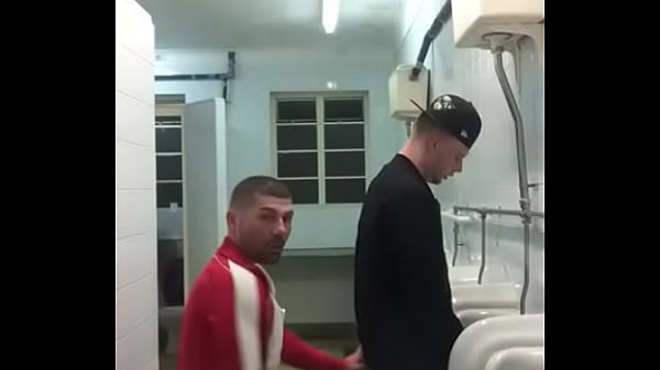 Tarad&atilde;o fode amigo no banheiro em rapidinha gostosa