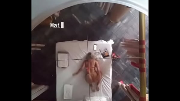 bem safadinha provocando e fazendo exibicionismo  