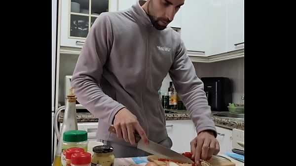 COCINO una Tortilla, me desnudo, me Pajeo y me corro sobre la comida 