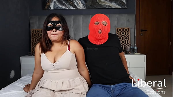 Cornudo le venda los ojos a su esposa y la pone a mamar 2 vergas de desconocidos.