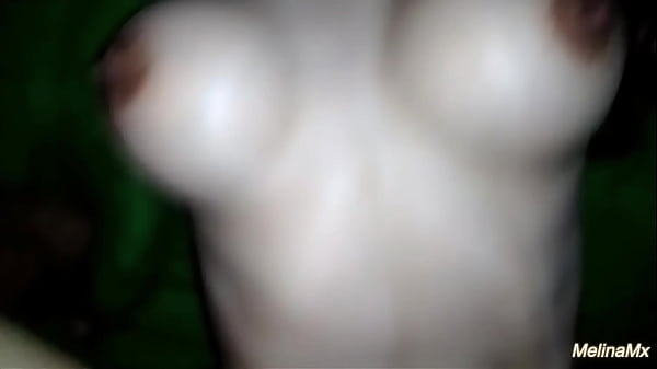 Mi amigo me invita cuando estaba desnuda y me la mete por el culo