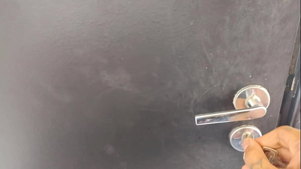 Mulher flagrada pelo marido mostrando a buceta em uma live expl&iacute;cita.