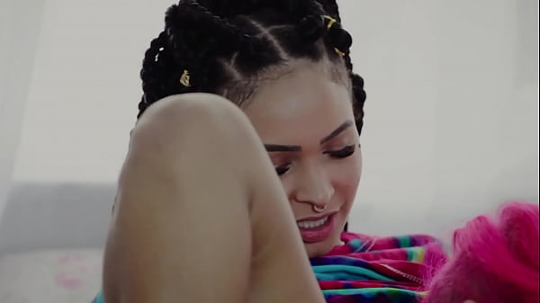 DUAS GOSTOSAS TATUADAS EM CENA DE SEXO L&Eacute;SBICO QUENTE