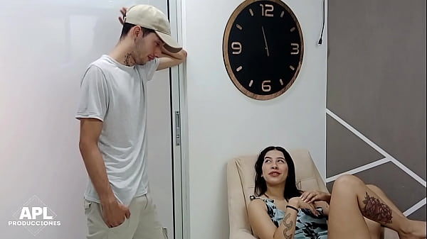 LLego a un acuerdo con mi hermanastra y le termino lamiendo su rico co&ntilde;o - Historia completa