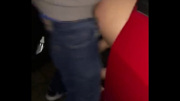 Dogging com novinha &ndash; corno leva esposa pro dotado comer no carro gozar na boca dela e depois ela beija o marido[completo Red]