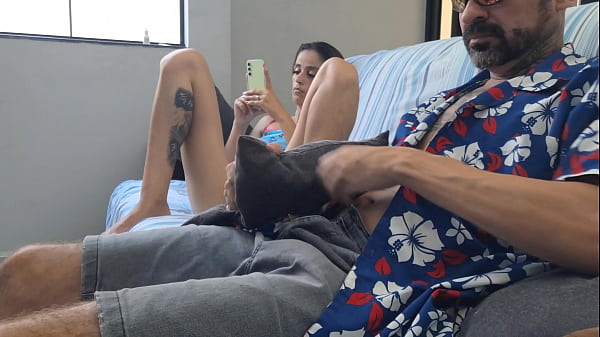 Meu padrasto me persegue quando todos saem de casa