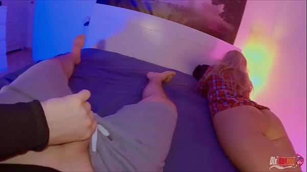 Mi hermanastra caliente me provoca con su culo desnudo. Emc&eacute; a masturbarme y ella me atrap&oacute;. Hizo una mamada y dio a follar en el culo  