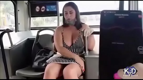 Modelo se masturba en el bus