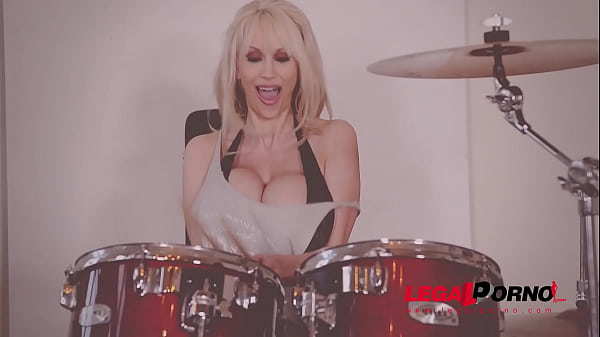 Voluptuous Ava Koxxx & Sandra Star get wet pussies fucked by music teacher GP186