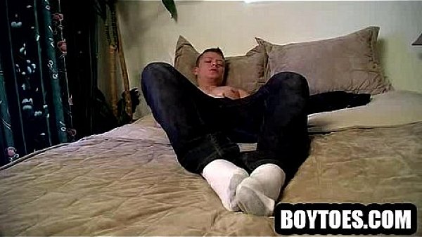 Amateur hunk showing off his feet and masturbating 
