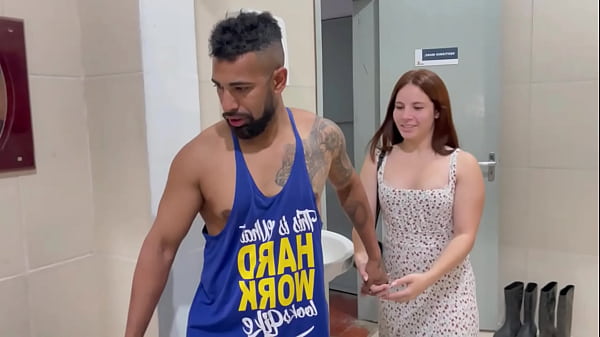 Meu colega de trabalho comeu minha esposa no vestiario da firma junto comigo