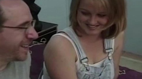 Retro babe cocksucking in trio while jerking 