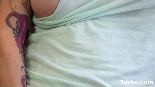 Pink Haired Amateur Zahra Toying Her Pussy