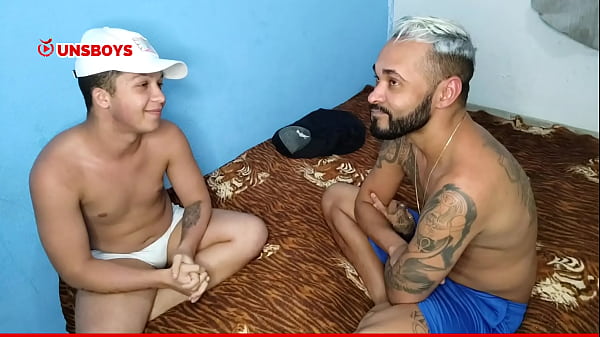 Dois amigos fazendo aposta, quem perder tira uma pe&ccedil;a de roupa.