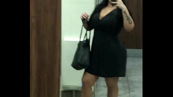 Angel lima batendo siririca em banheiro publico  