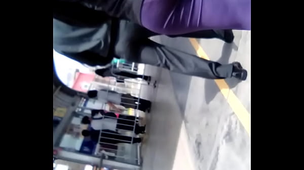 Culona en licra morada 1