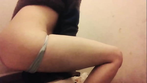 Masturbandose en el ba&ntilde;o  