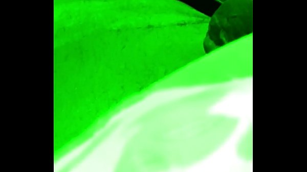 Meio-irm&atilde;o pego se masturbando no escuro (2)