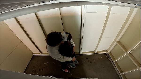 喘ぐのを我慢してガレージで中出しSEX