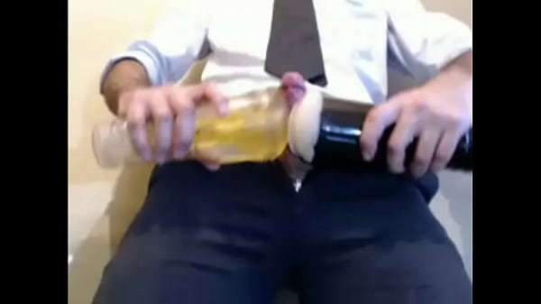 Enfiando meu pau no masturbador gostoso 