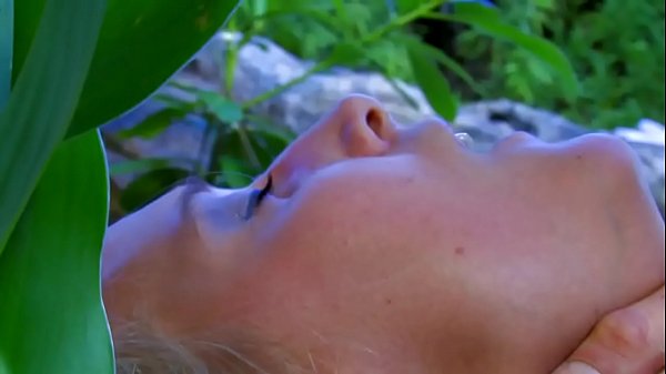 In una bella piscina scopano senza sosta  