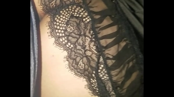 Jotito le gusta vestirse de nena y que se lo cojan de perrito. 