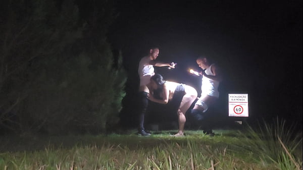 Conheci Dois F&atilde;ns Na Balada, Fiquei Molhadinha E Deixei Eles Me Foder No Meio Da Rua Ao Ar Livre, SEM CORTES