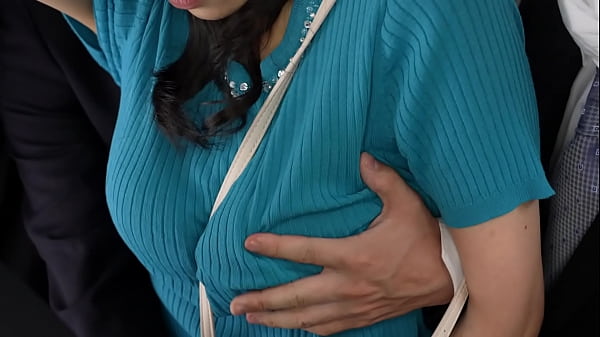 まさか&hellip;チカン!？通勤電車の中。史奈はお尻を撫でてくる手に違和感を感じていた。やっぱりだ！確信した瞬間に恐怖心で全身が硬直し、声も出せない。駅に着くまでなんとかやり過ごそうと、史奈はじっと耐えていた。