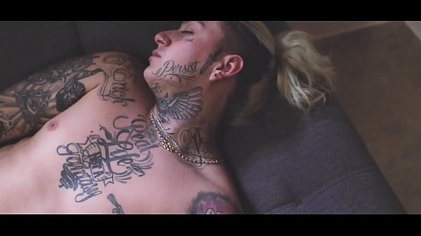 Mi Hermanastra me descubre masturbandome y no duda en agarrarme la Verga ZacTeFolla!