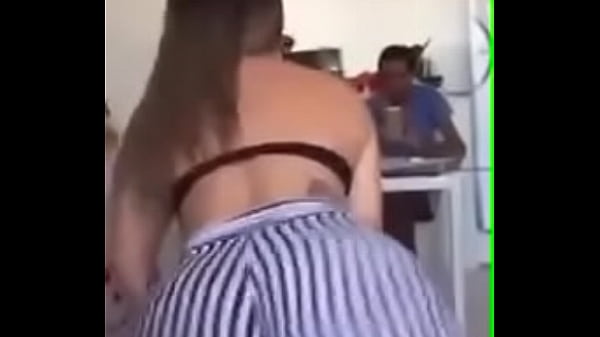 Brasileira gostosa dan&ccedil;ando com shortinho apertado