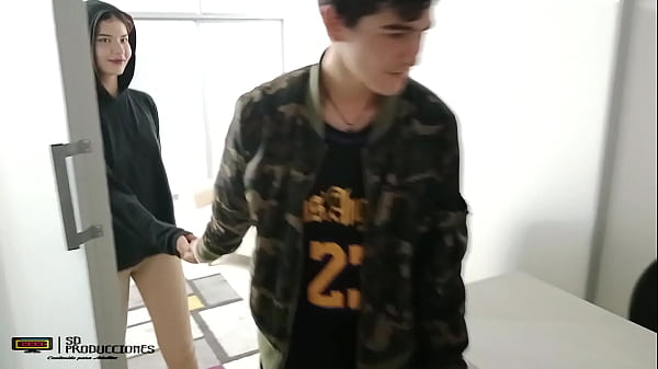 Mi vecina interrumpi&oacute; en mi casa y la puse a chupar mi polla