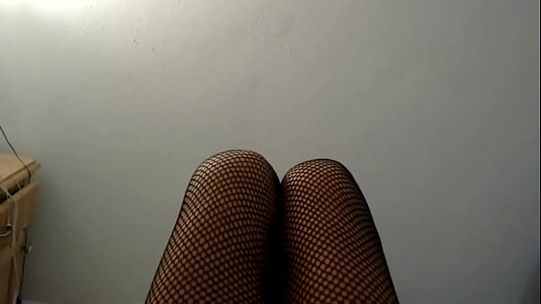 D&eacute;vora con medias de red cachonda 