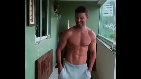 v&iacute;deo mostra rapaz com a pica marcando no moletom 