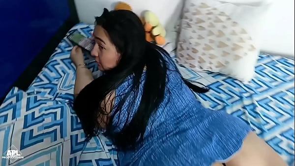 Mi madrastra siempre esta mostrando ese culo grande, a ella le gusta que la mire y la desee porque siempre terminamos follando - Historia completa